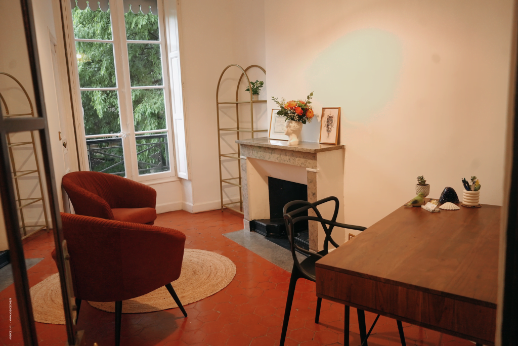 Espace détente avec cheminée au coworking Le Club Nîmes